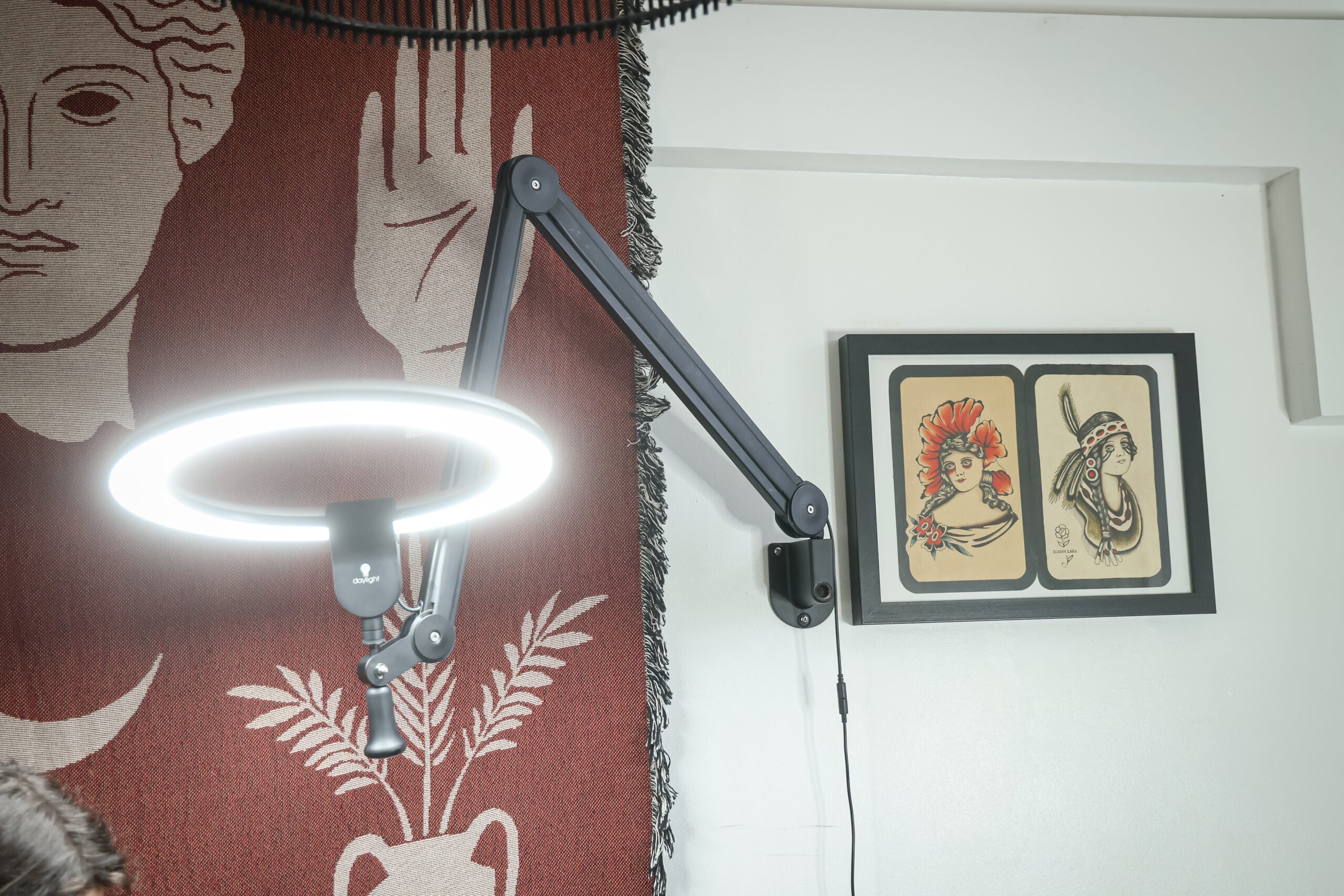 Lampe LED circulaire Daylight avec fixation murale ou de table [Aura On Arm]