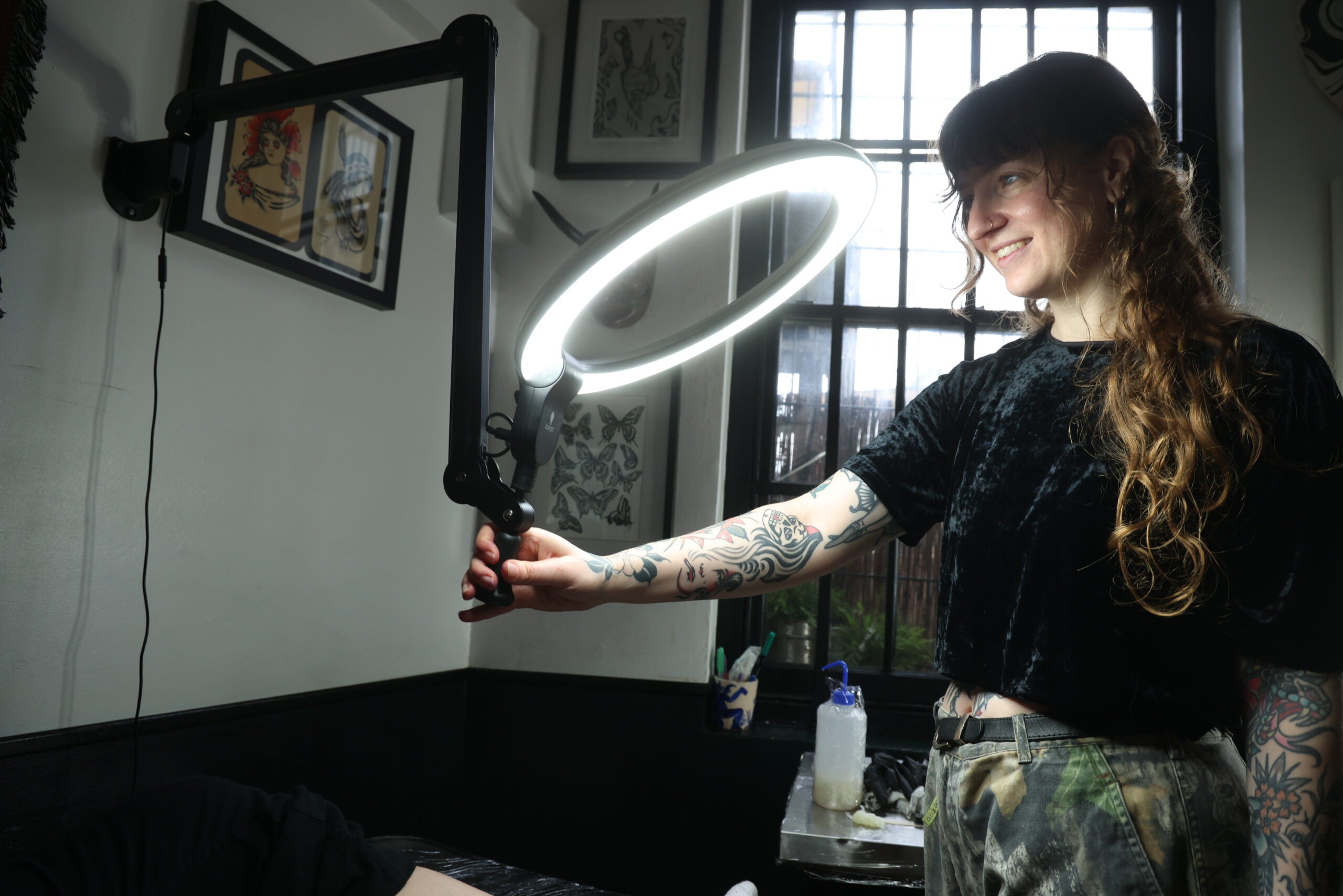 Lampe LED circulaire Daylight avec fixation murale ou de table [Aura On Arm]